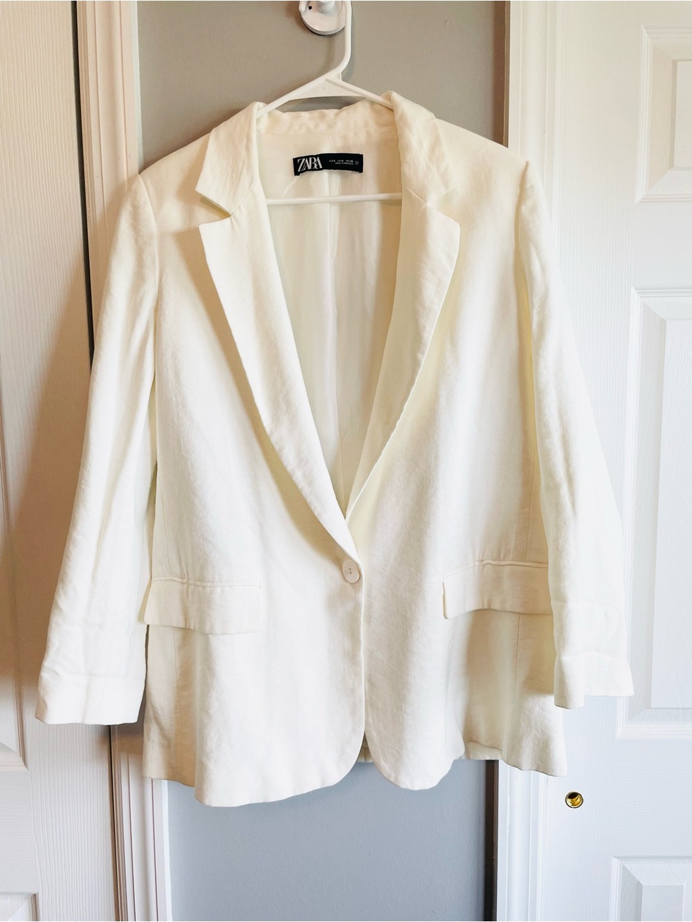 Like new Zara cream/off white oversized blazer sz Small 20” P2P x 30”L